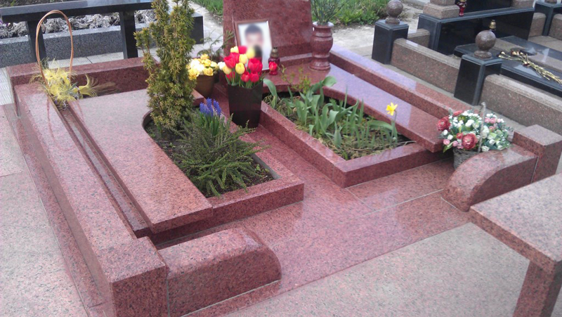 Цветник на могилу: основные виды и особенности установки